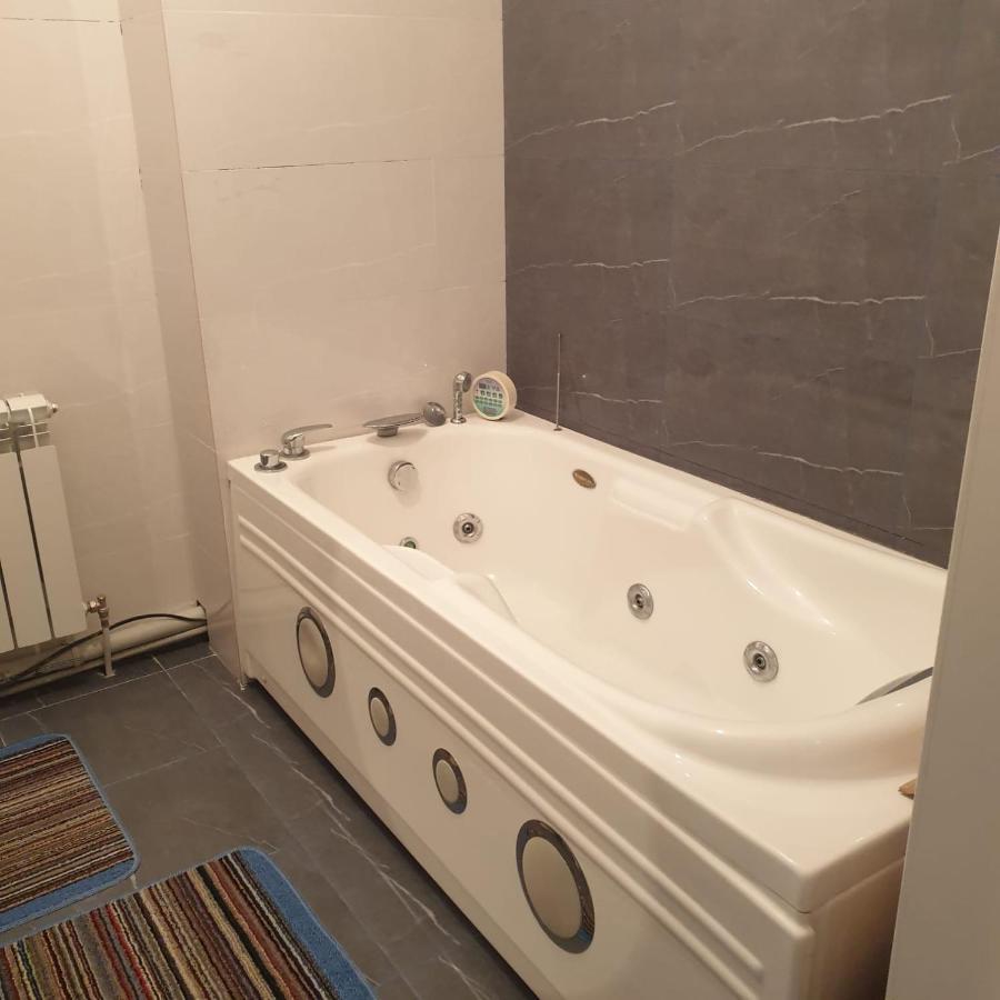 Uzak Apartment 2 Almaty Ngoại thất bức ảnh